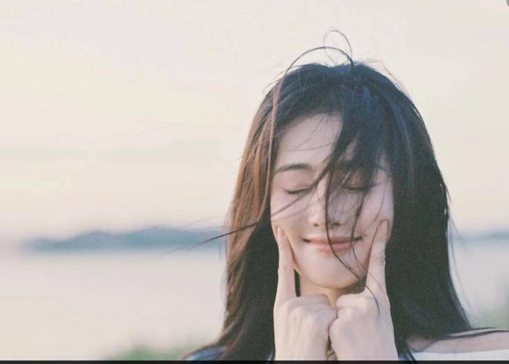 1岁生日美照默默许愿幸福感十足！AG真人百家家乐APP白鹿晒3(图1)